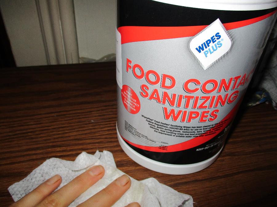 WipesPlus 7" x 9" Food Contact Sanitizing Wipes 100/Canister