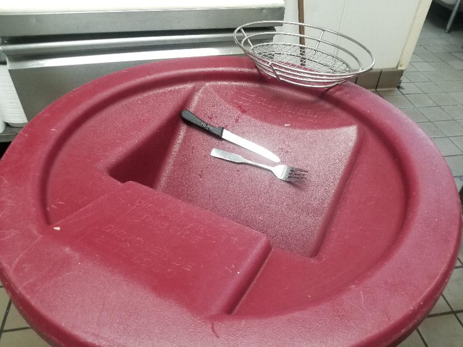 San Jamar KA3244 KatchAll Flatware Retriever 32 and 44 Gallon Trash Can Lid