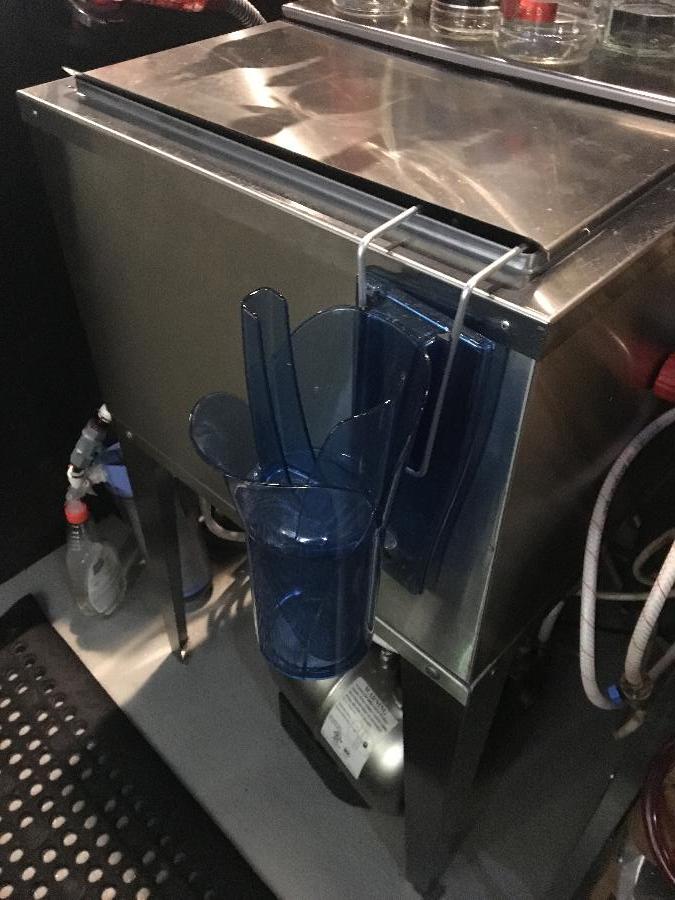 San Jamar SI5000 SafTIce Ice Scoop Holder with 610 oz. Ice Scoop