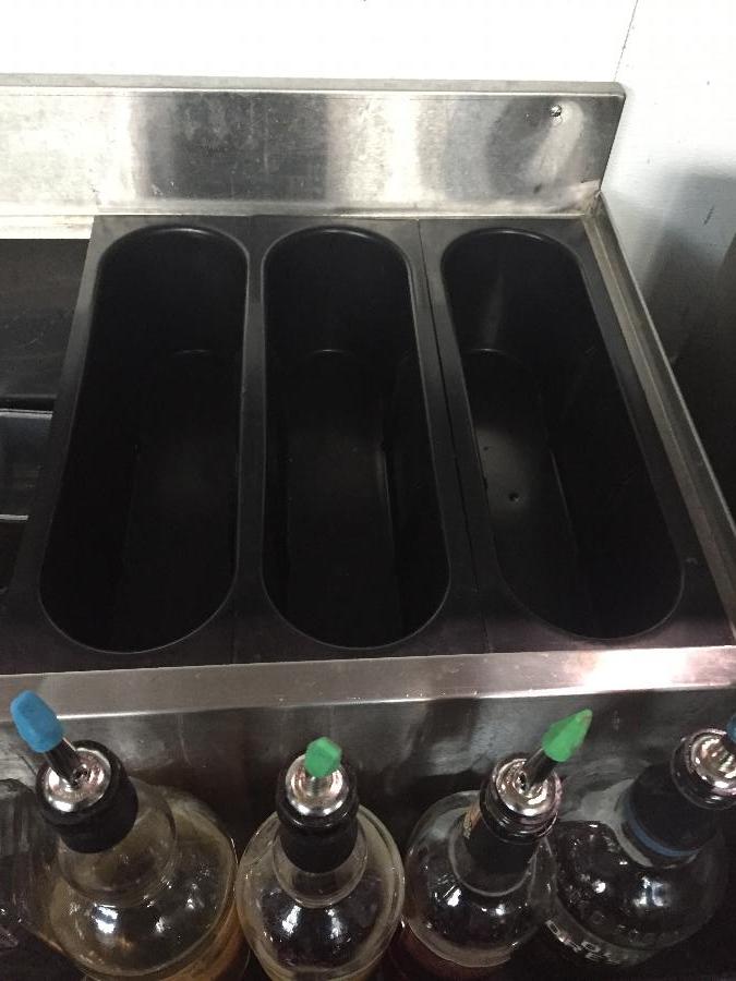 Regency Plastic Bottle Holder for Ice Bins