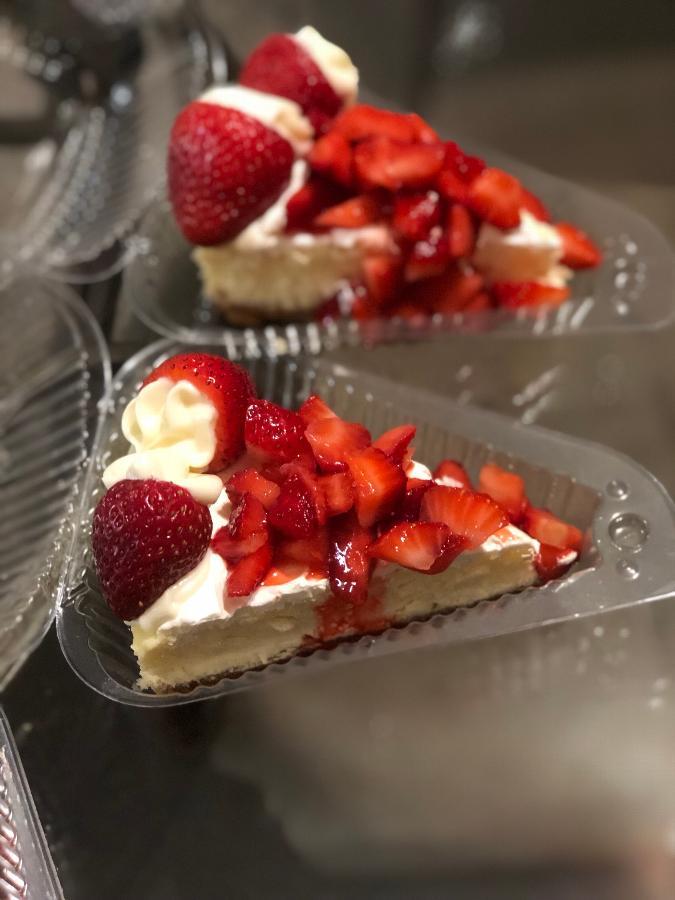 Polar Pak 3210 5&quot; Medium Dome Hinged Clear OPS Plastic Pie