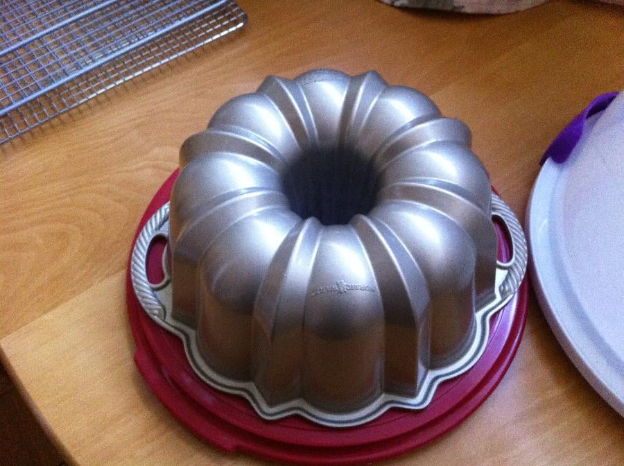 Rubbermaid Cake Keeper Cake Carrier/Storage Container