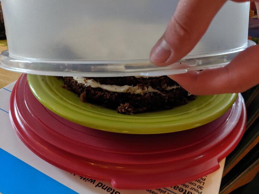 Rubbermaid Cake Keeper Cake Carrier/Storage Container