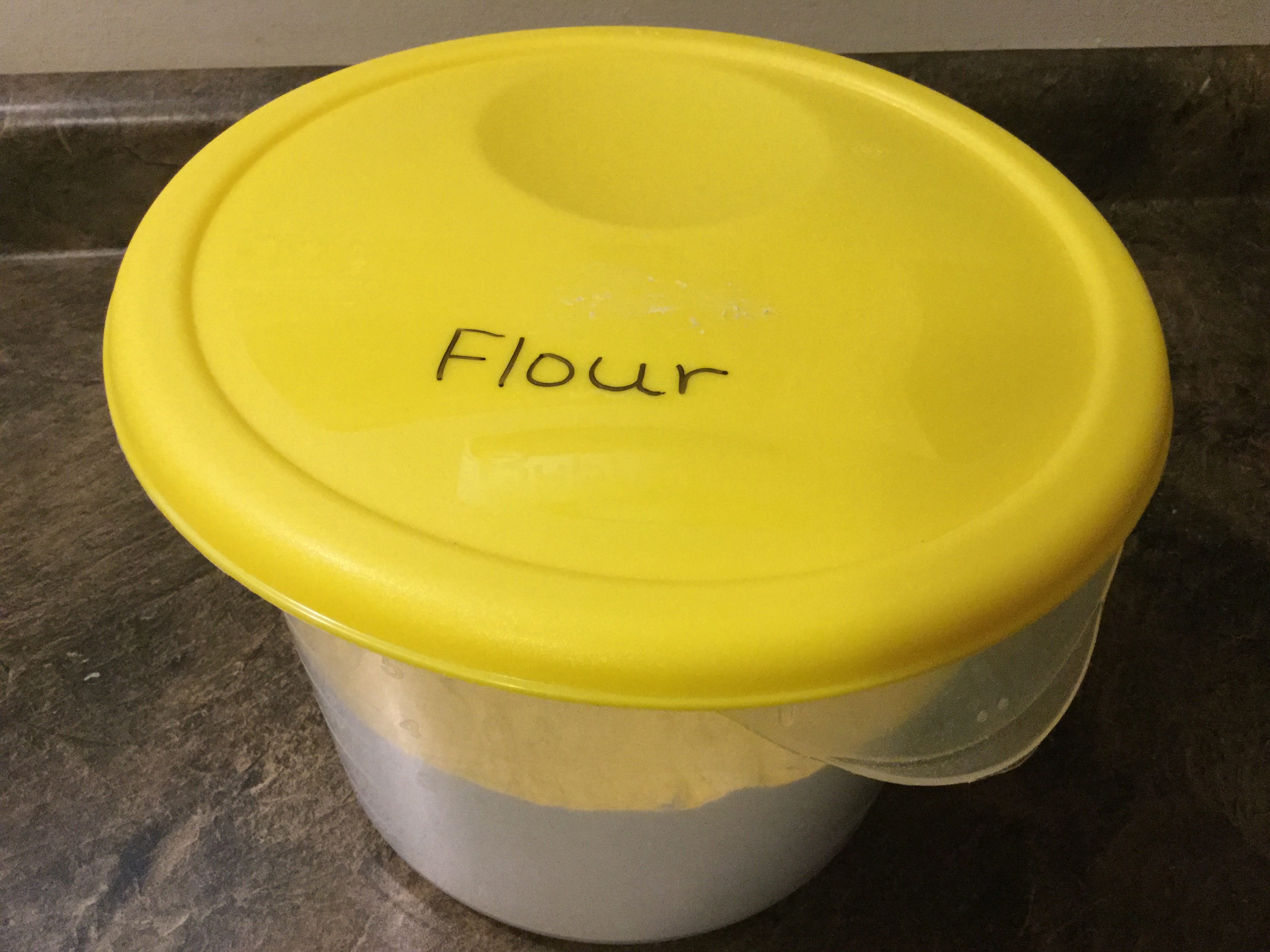 Rubbermaid Fg572500yel Yellow Lid For 6 8 Qt Round Food Storage Containers
