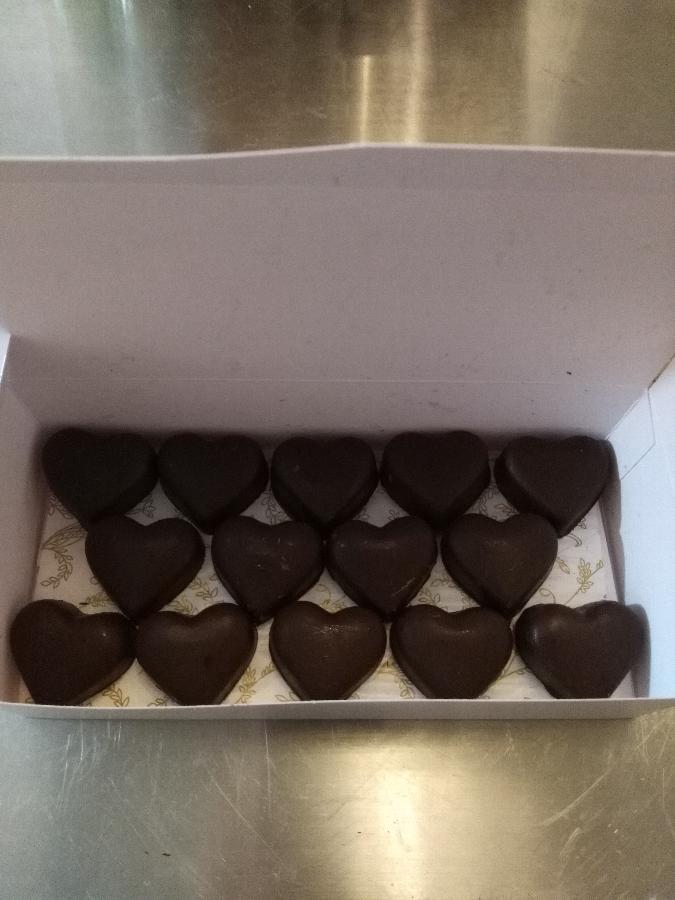 7" x 3 1/4" 3Ply Glassine 1 lb. White Candy Box Pad with Gold Floral