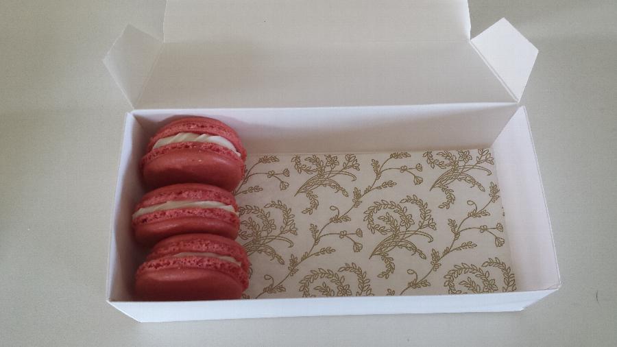 7" x 3 1/4" 3Ply Glassine 1 lb. White Candy Box Pad with Gold Floral