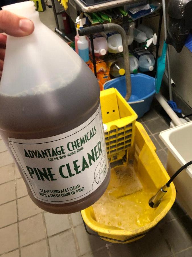 Advantage Chemicals 1 gallon / 128 oz. Pine Cleaner 4/Case