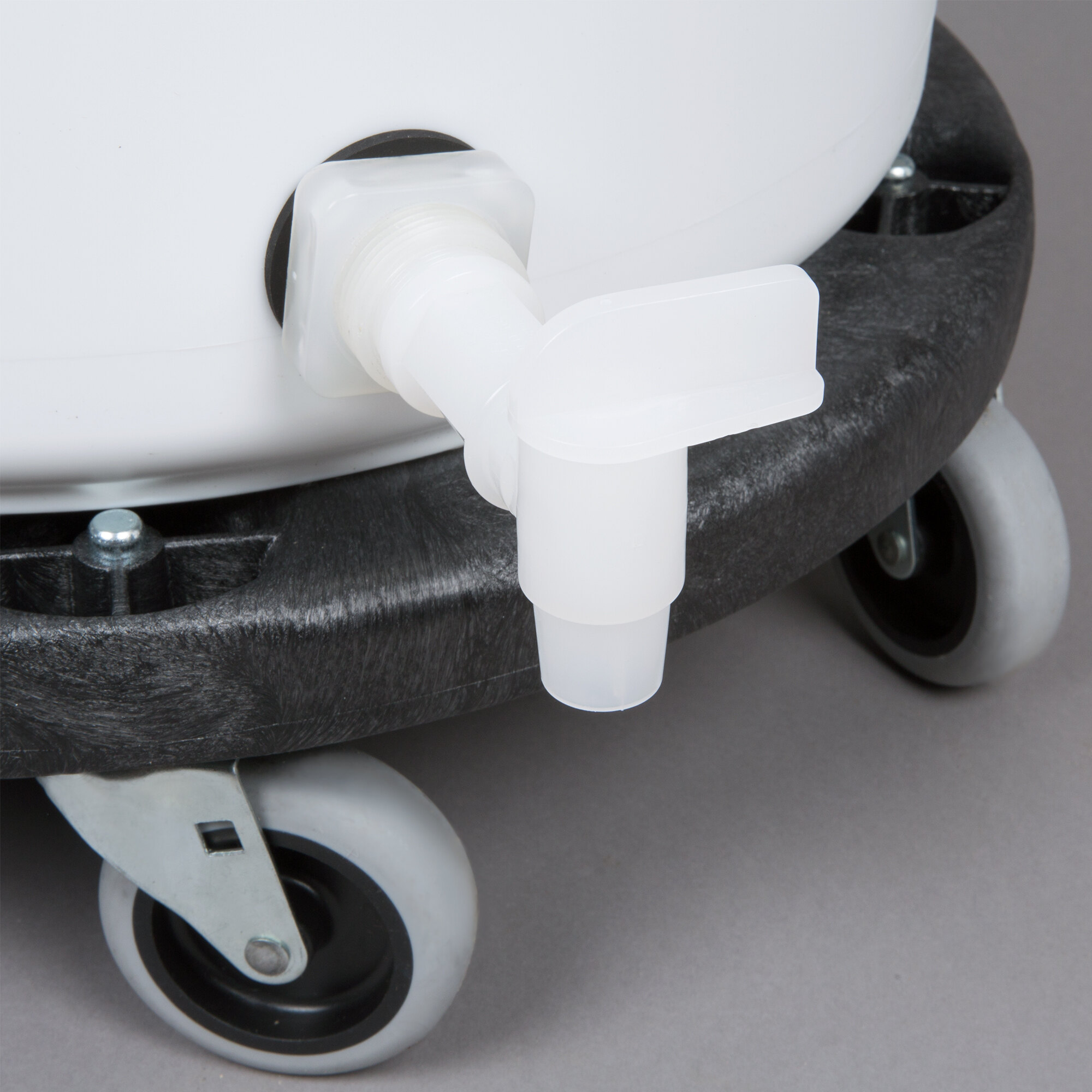 Rubbermaid FG262400WHT Brute GreensKeeper 20 Gallon Vegetable Crisper