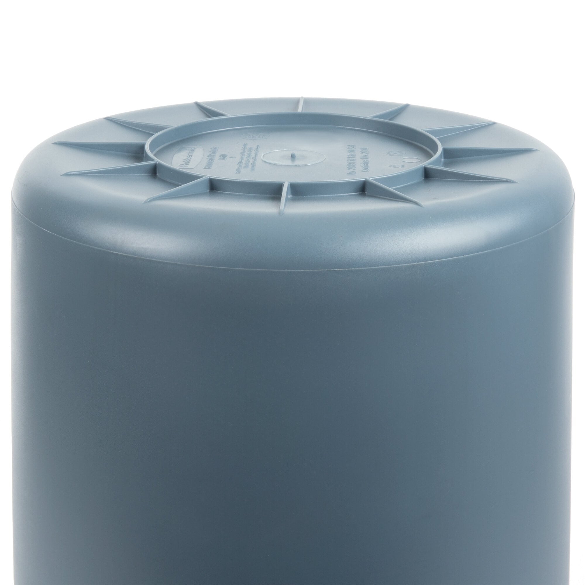 Rubbermaid Brute 10 Gallon Trash Can & Lid