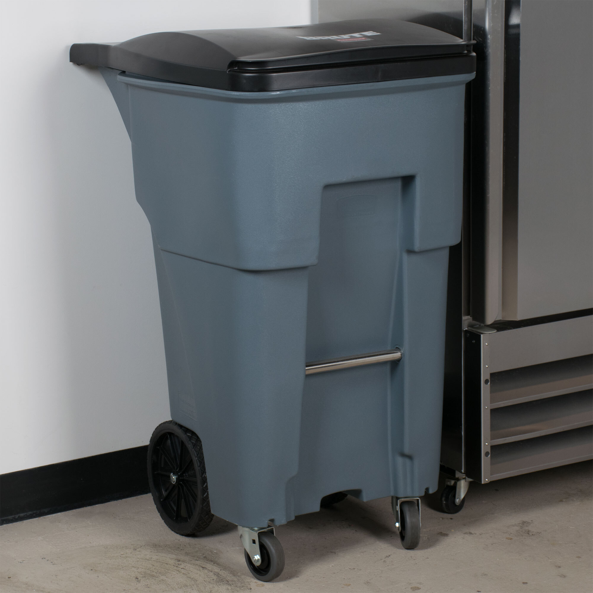 Rubbermaid 1971971 Brute 65 Gallon Gray Wheeled Rectangular Trash Can ...