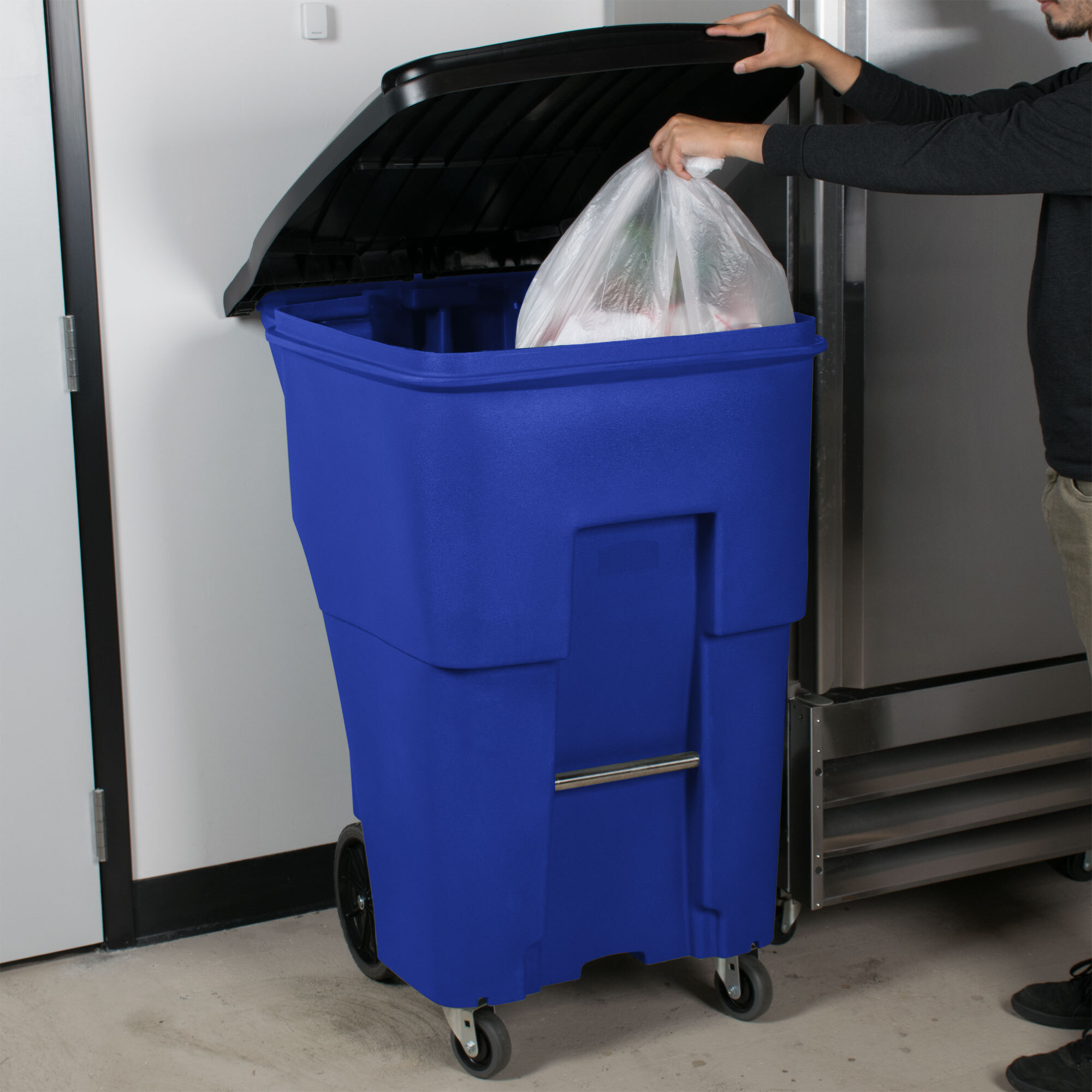 Rubbermaid 1971996 Brute 95 Gallon Blue Wheeled Rectangular Trash Can