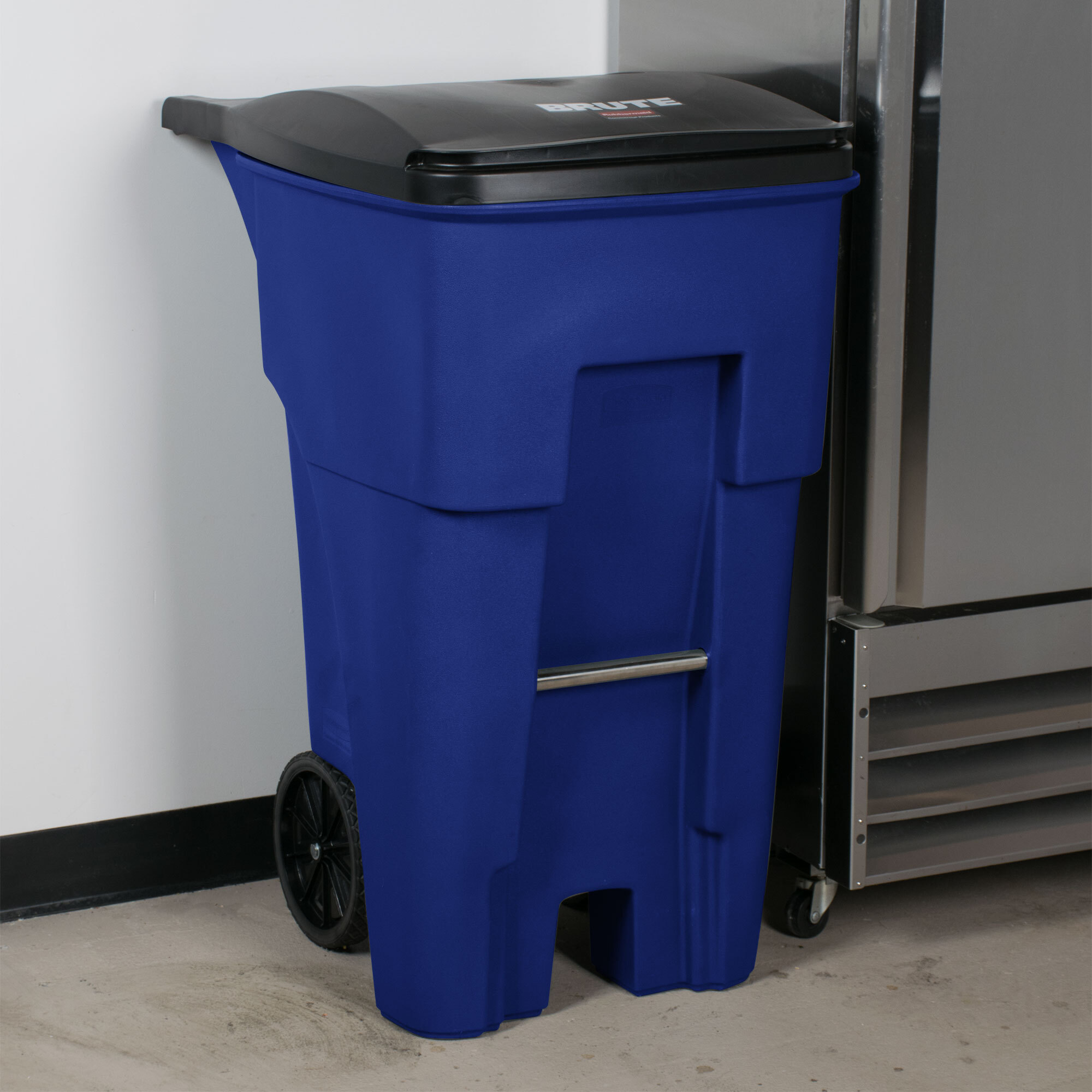 Rubbermaid FG9W2173BLUE Brute 65 Gallon Blue Wheeled Rectangular Trash