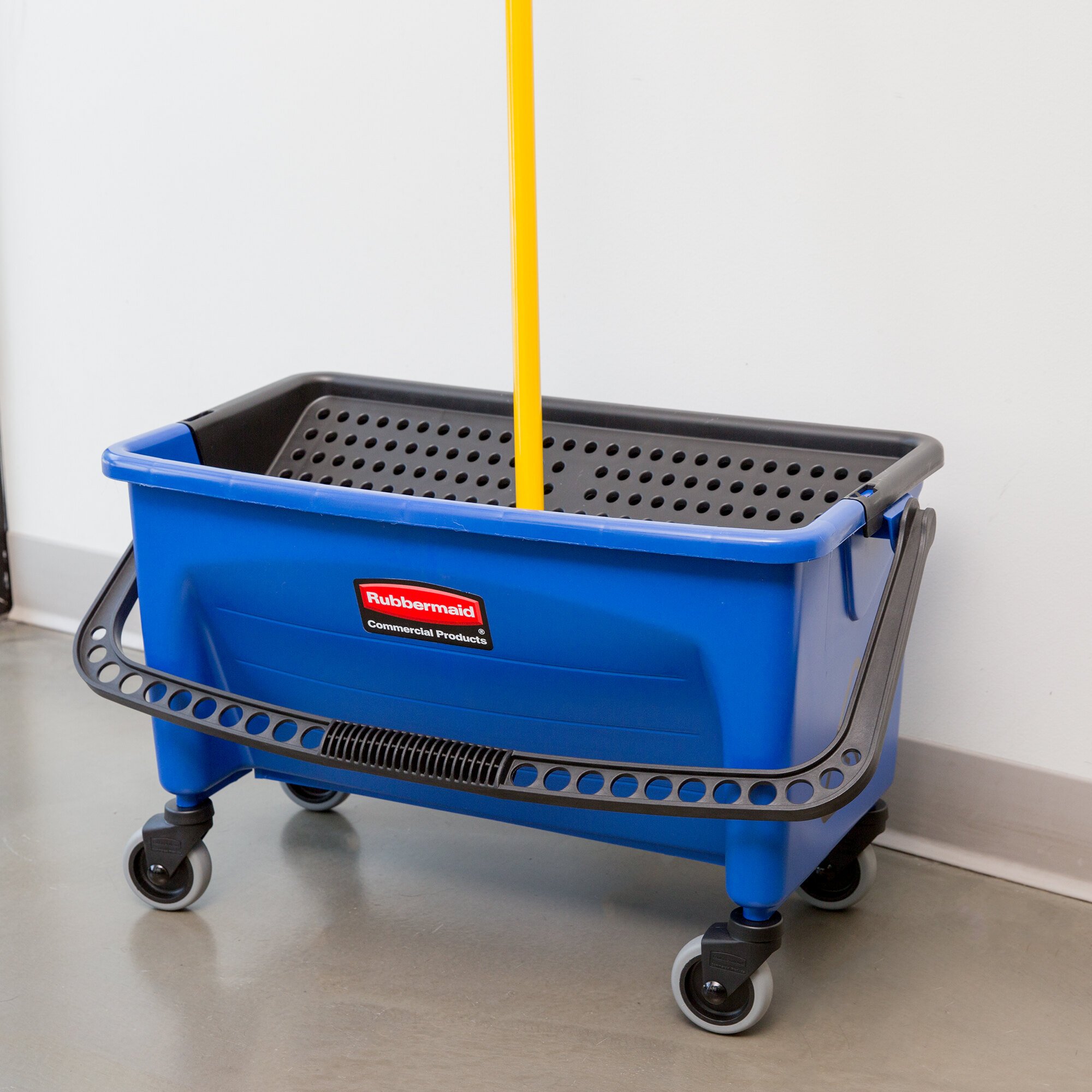Rubbermaid FGQ93000BLUE Blue 40 qt. No Touch Microfiber Mop / Finish Bucket
