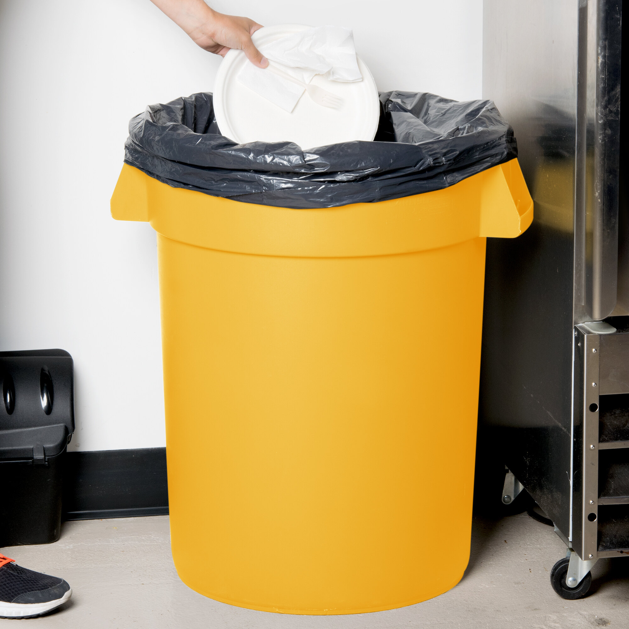 Carlisle 34103204 Bronco 32 Gallon Yellow Round Trash Can