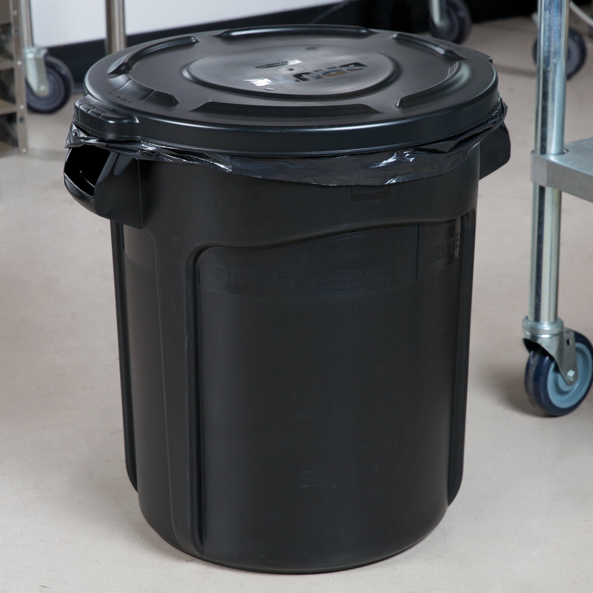 Rubbermaid BRUTE 20 Gallon Black Executive Round Trash Can And Lid   1405820 