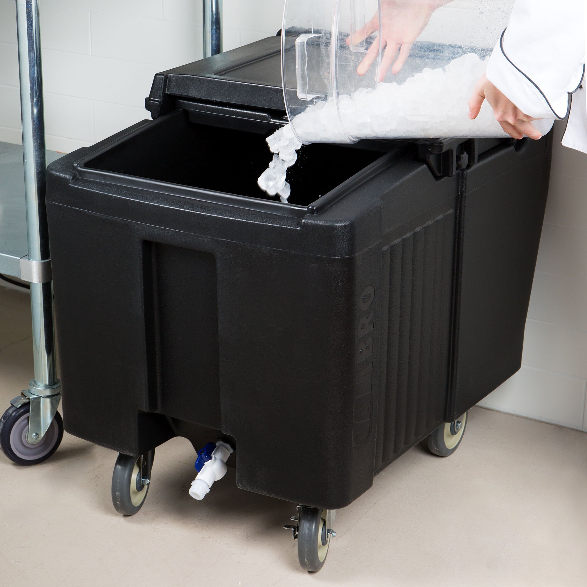 Cambro ICS125L110 SlidingLid™ Black Portable Ice Bin 125 lb. Capacity