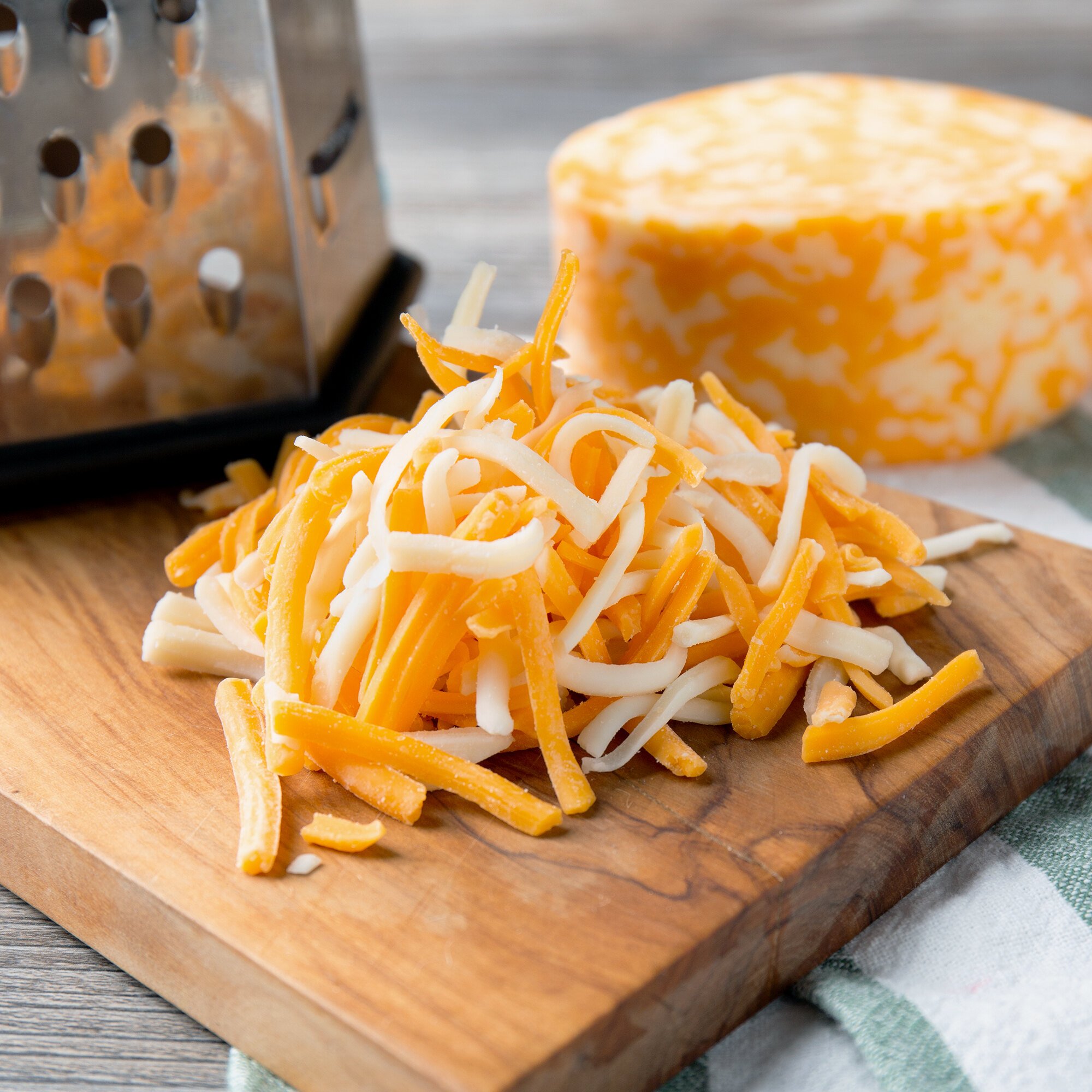 Laubscher 5 lb. Bag Feather Shredded Colby Jack Cheese Blend 4/Case