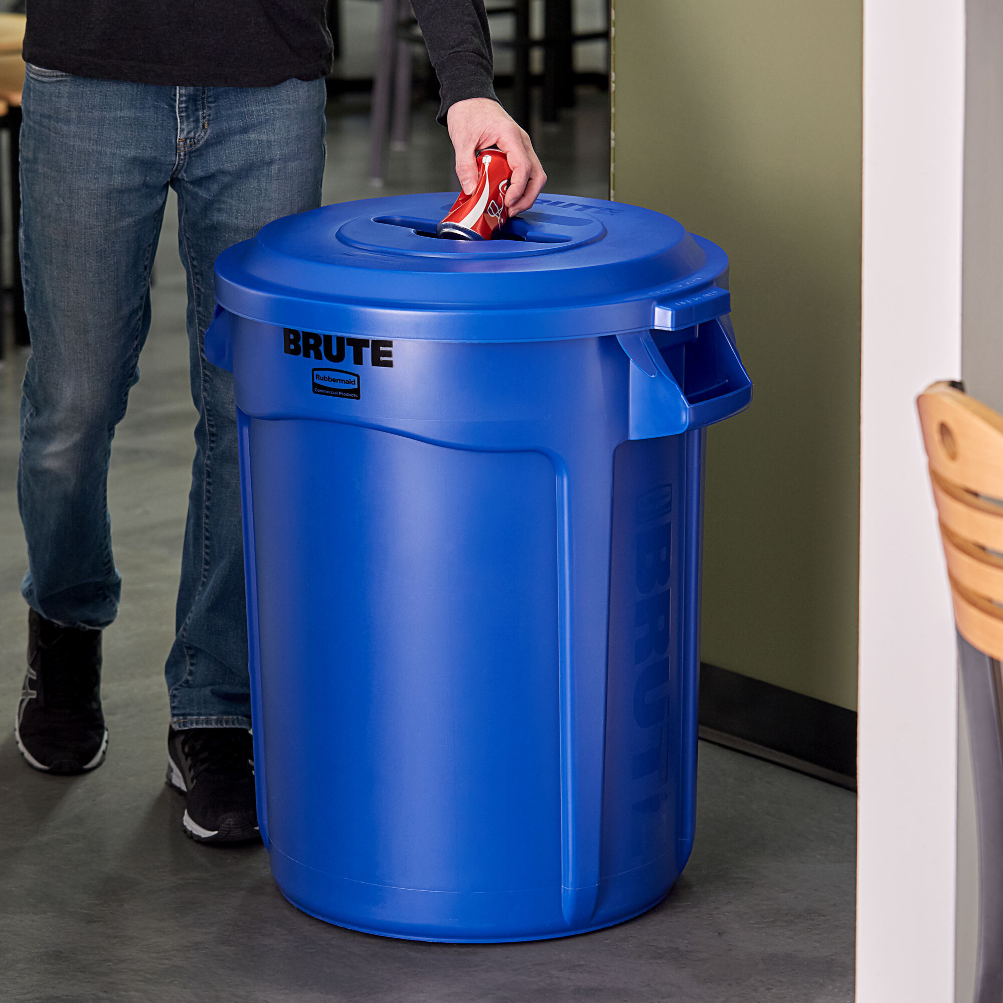 Rubbermaid Brute 32 Gallon Blue Round Trash Can And Mixed Recycle Lid