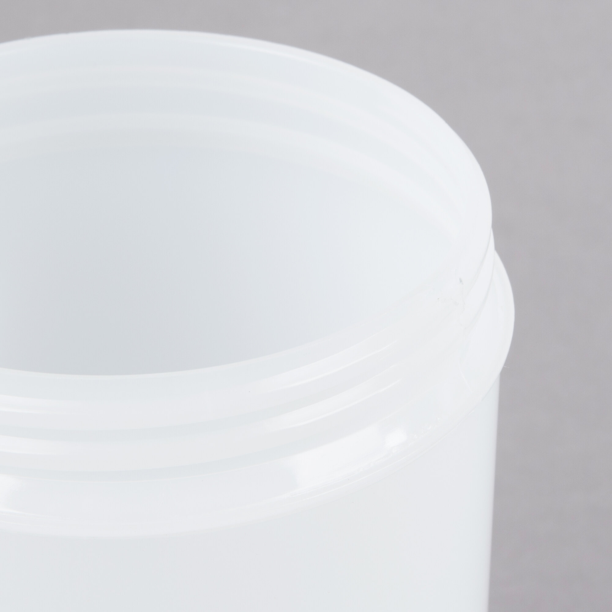 Carlisle PS602N09 Store 'N Pour 1 Qt. White Container with Green Cap