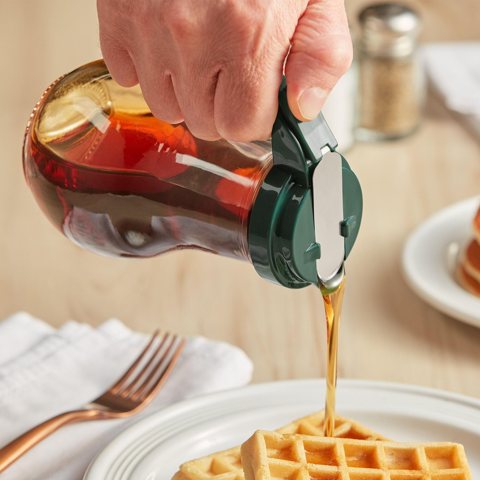 Vollrath 614191 Dripcut® 14 oz. Glass Syrup Dispenser with Green