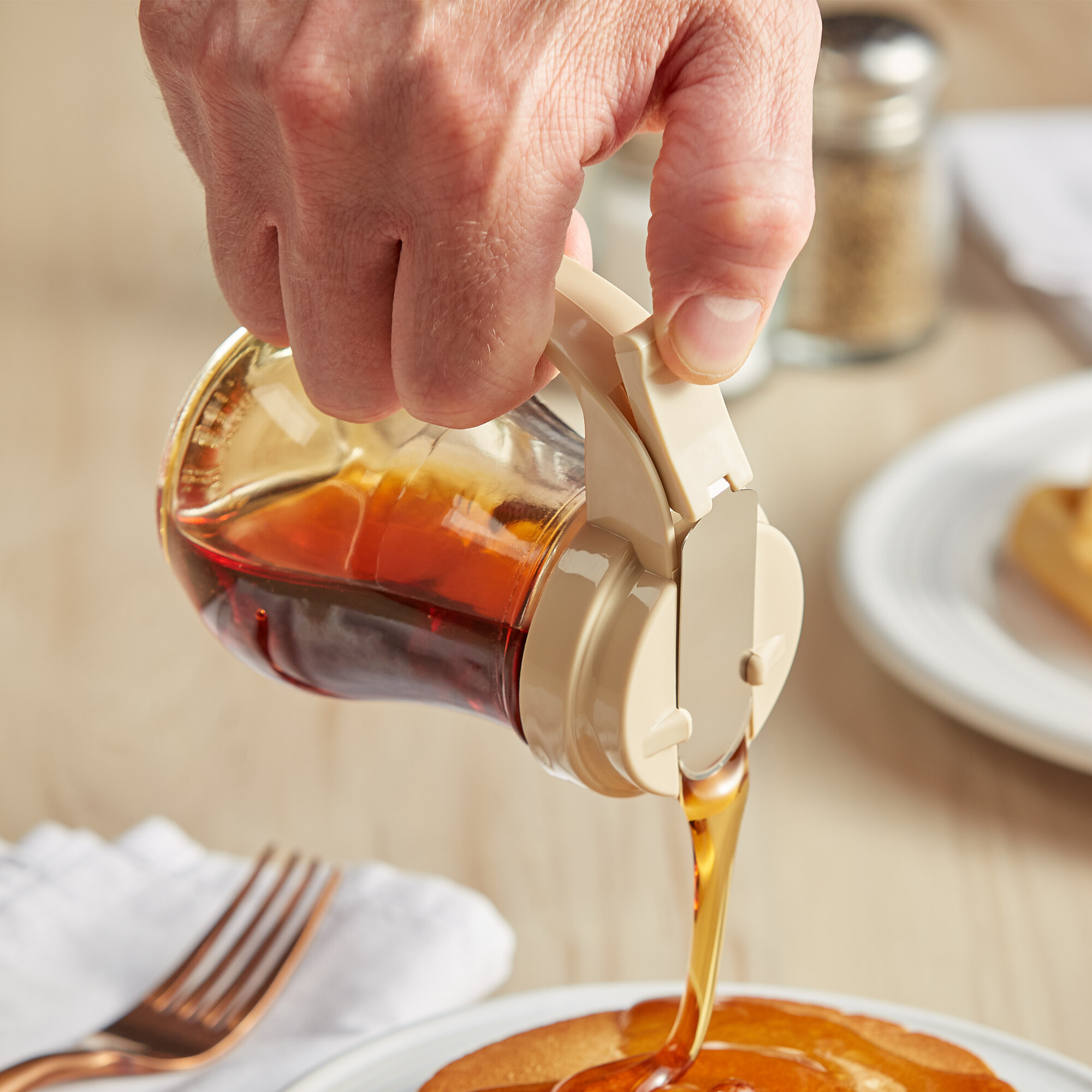 Vollrath 60618 Dripcut® 6 oz. Glass Syrup Dispenser with Almond