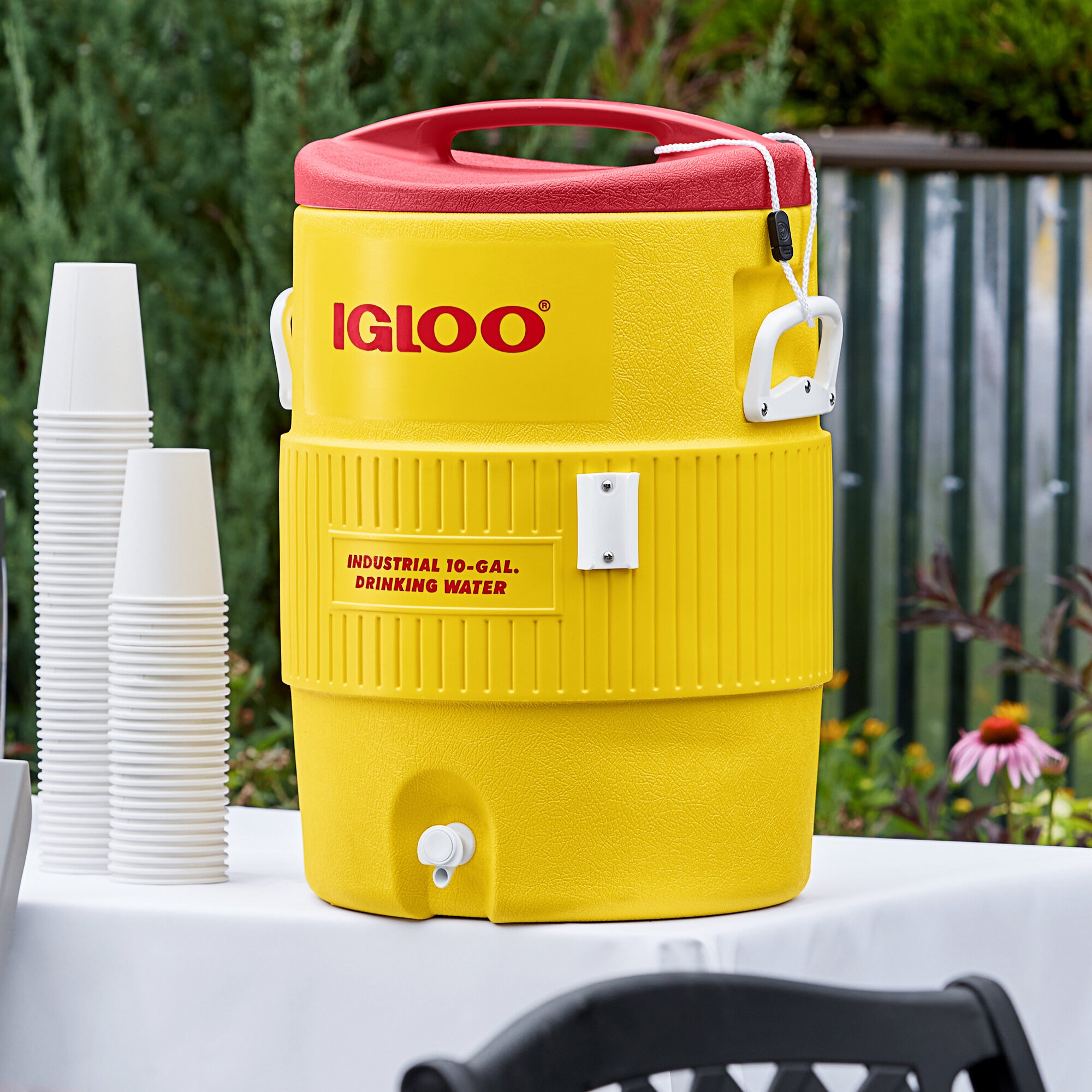 Igloo 4101 10 Gallon Yellow Insulated Beverage Dispenser / Portable