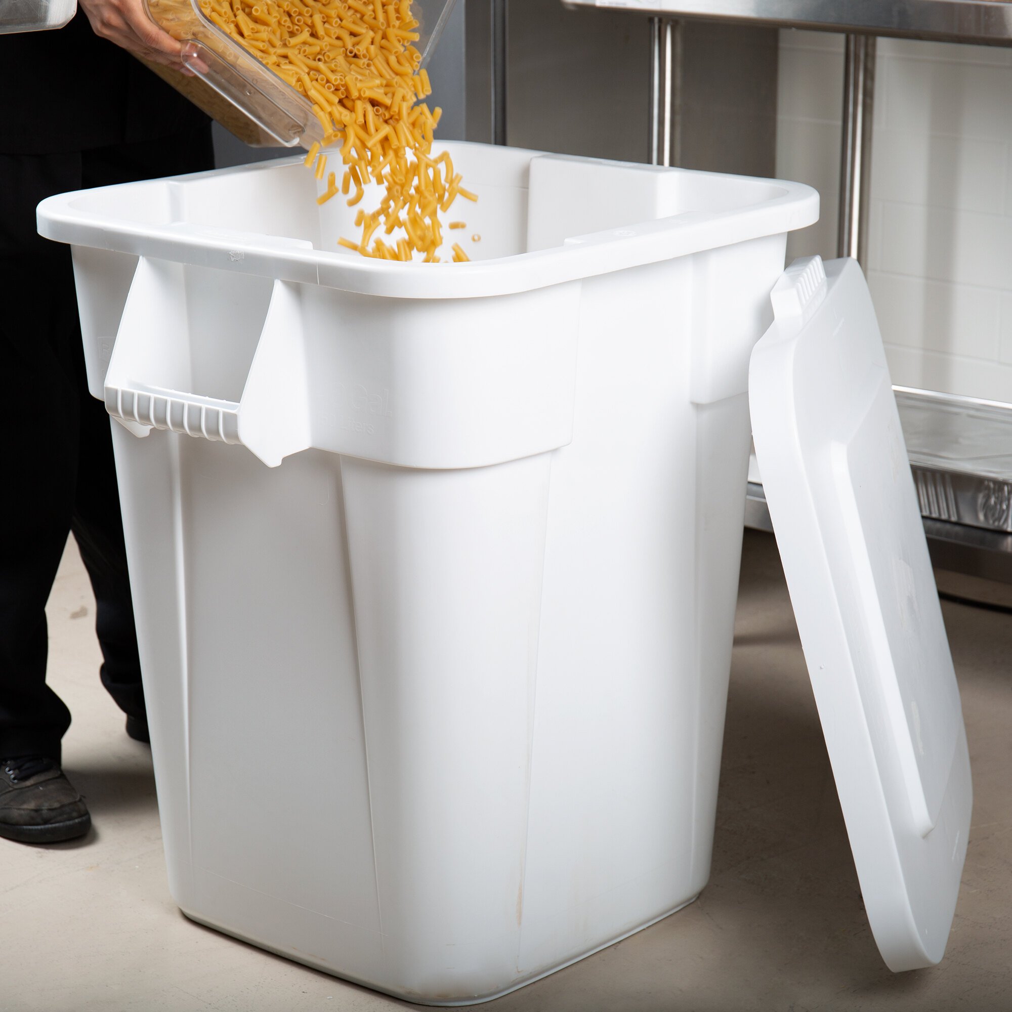 Rubbermaid BRUTE 40 Gallon White Flat Top Square Ingredient Storage Bin