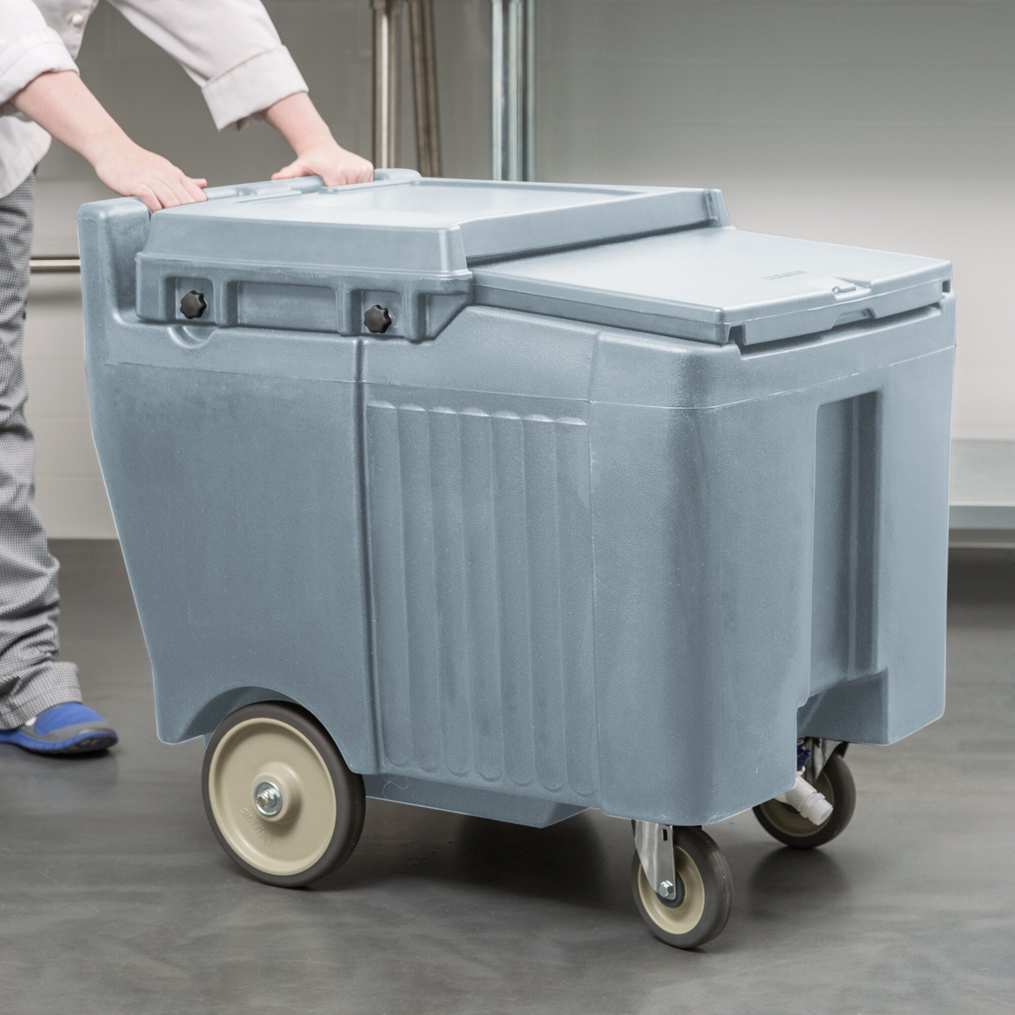 Cambro ICS125LB401 SlidingLid™ Slate Blue Portable Ice Bin 125 lb
