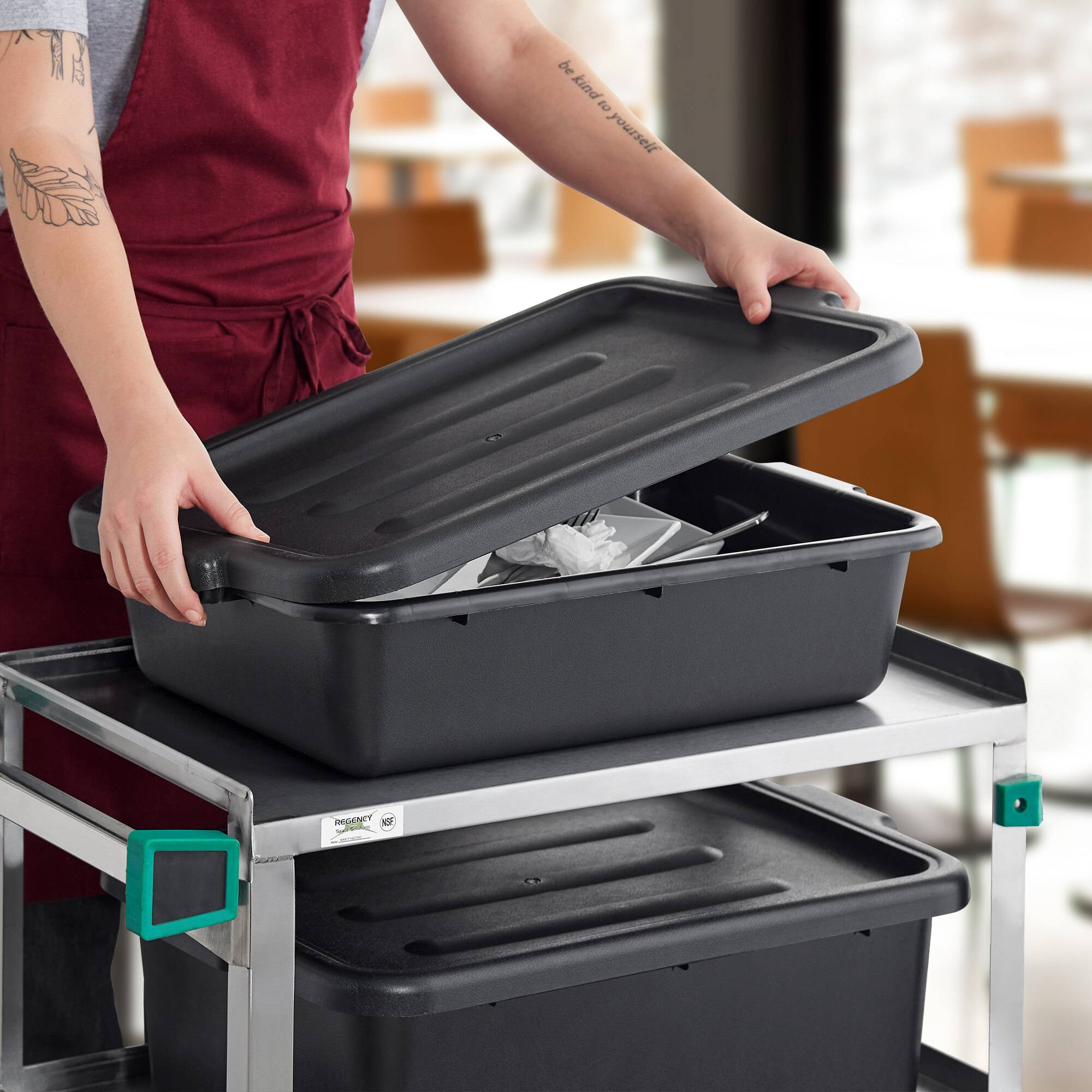 Choice 20" x 15" x 5" Black Polypropylene Bus Tub with Cover