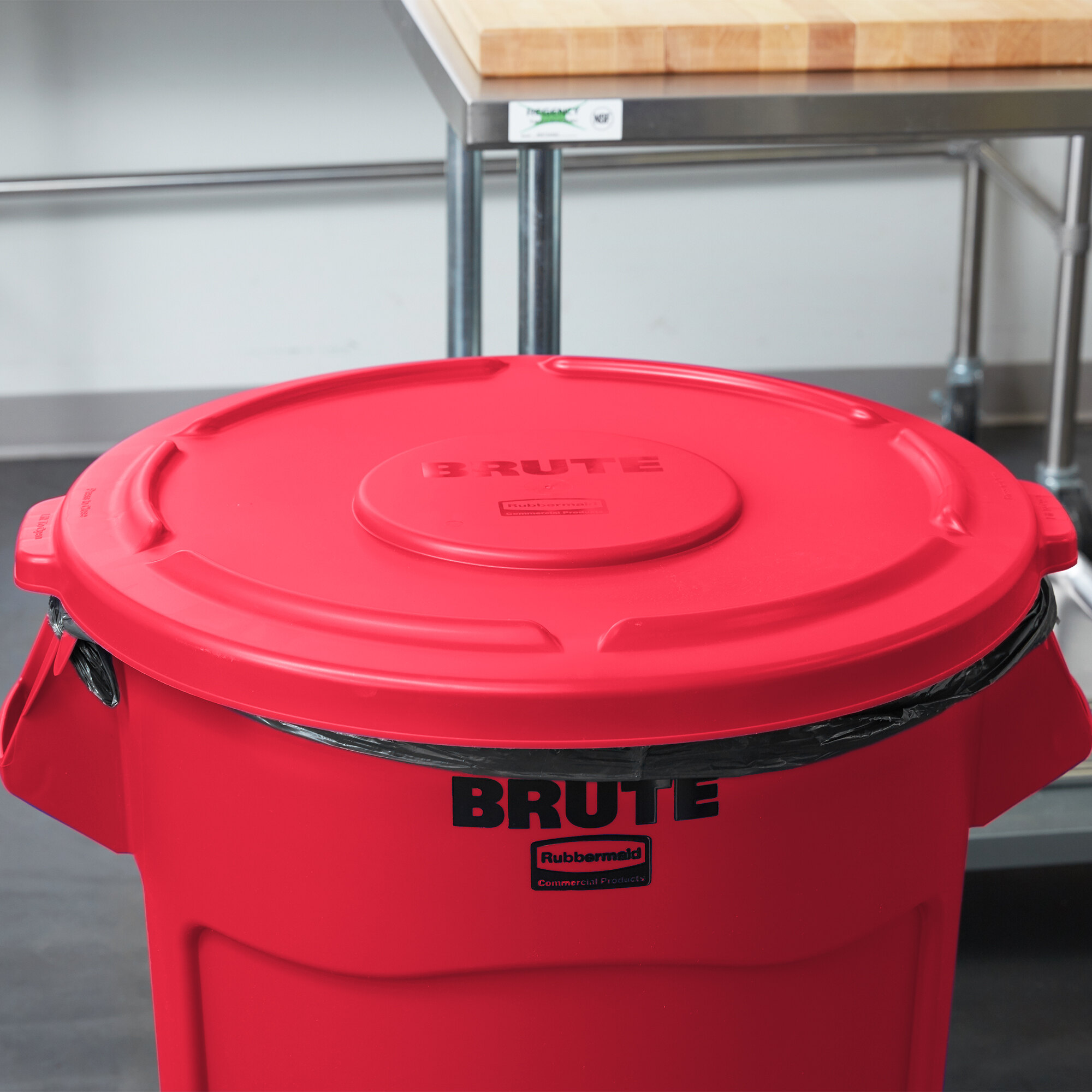 Rubbermaid FG265400RED BRUTE Red 55 Gallon Round Trash Can Lid