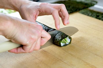 cutting a futomaki roll