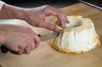how to cut an angel food cake