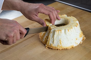 how to properly cut an angel food cake