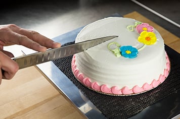 how to cut a layer cake