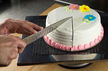 slicing a layer cake