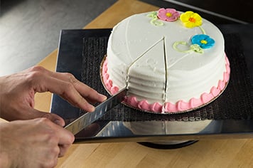 how to properly cut a layer cake