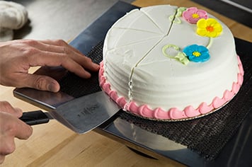 how to serve a cake