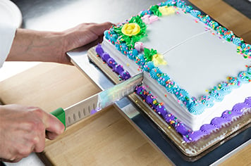 how to cut a sheet cake