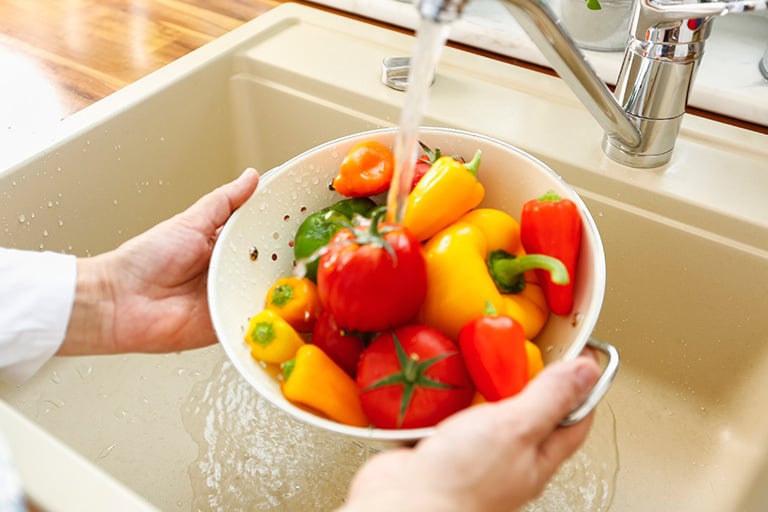 washing organic vegetables