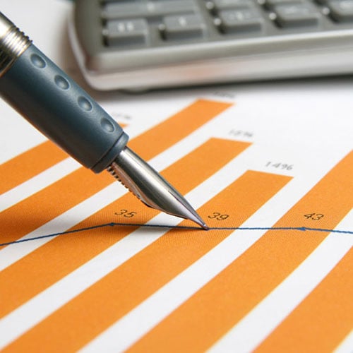 pen on orange bar graph predicting finances to open a restaurant