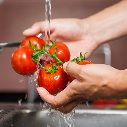 Rinsing tomatoes in water