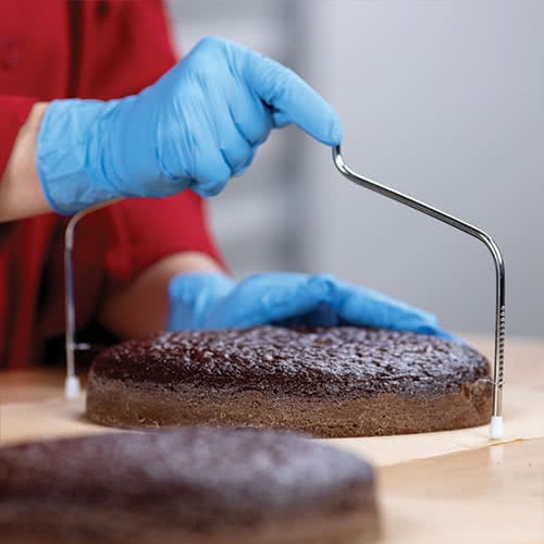 Leveling a cake with a cake wire