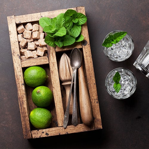 Ingredientes de mojito en una caja