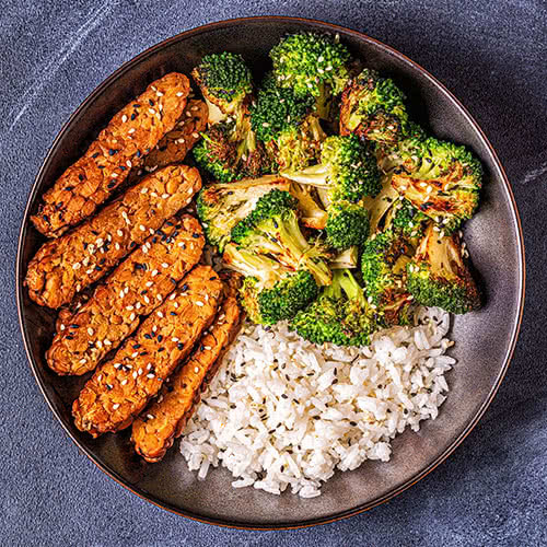 Fried tempeh with rice and broccoli