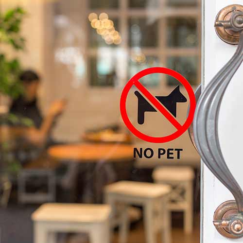 no pets symbol on entrance to restaurant