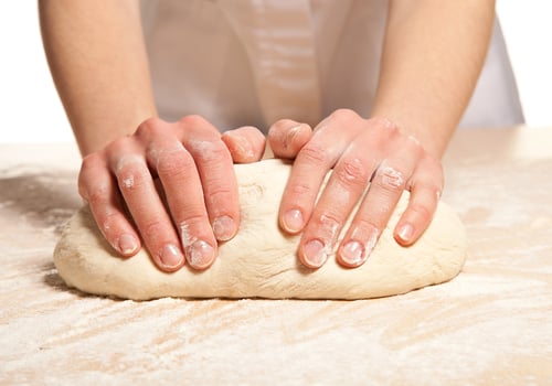 boulanger pétrissant la pâte