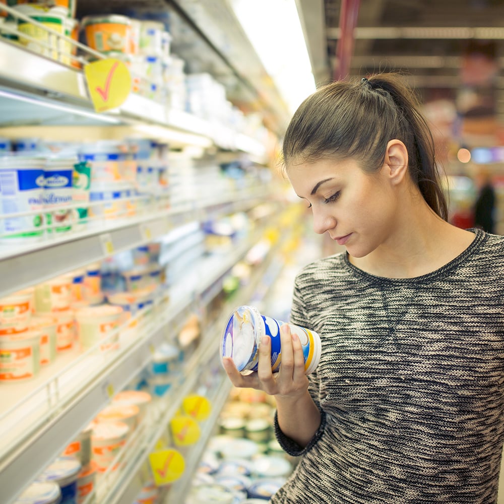 revisar las etiquetas de los alimentos para detectar alergias