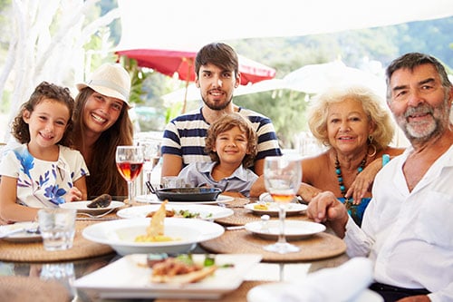 familia intergeneracional sentada en una mesa