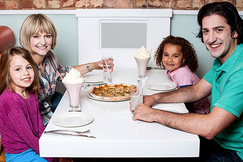 familia con niños pequeños en un stand de restaurante