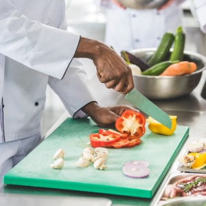 Un chef de verduras preparando verduras.